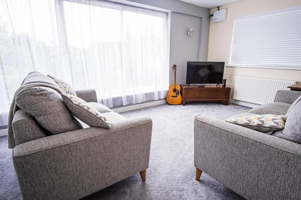 Tallets Apartment With Balcony & Parking Тьюксбери Экстерьер фото