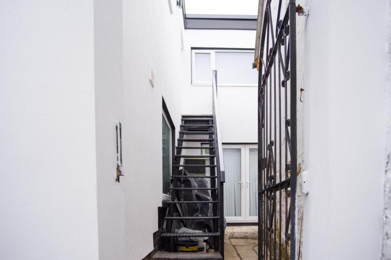 Tallets Apartment With Balcony & Parking Тьюксбери Экстерьер фото